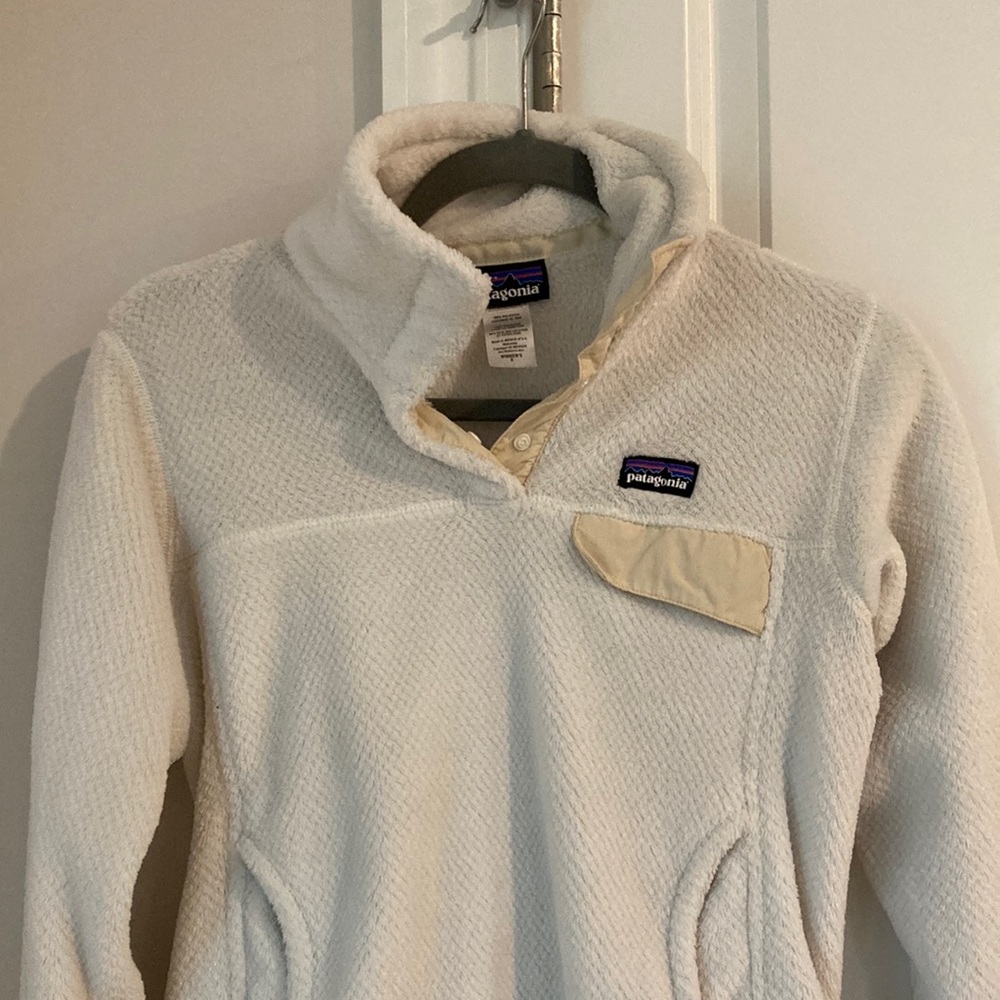 White Patagonia pullover w/ pockets